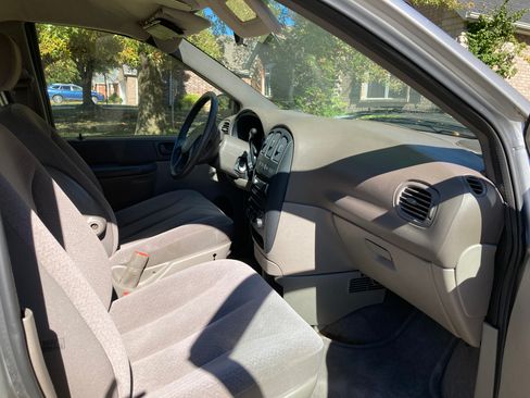Used 2003 Chrysler Voyager LX image 8
