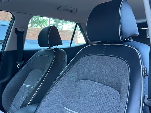 Used 2022 Hyundai Venue Limited FWD image 5