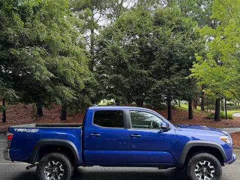 Used 2022 Toyota Tacoma TRD Off-Road AWD/4WD image 8
