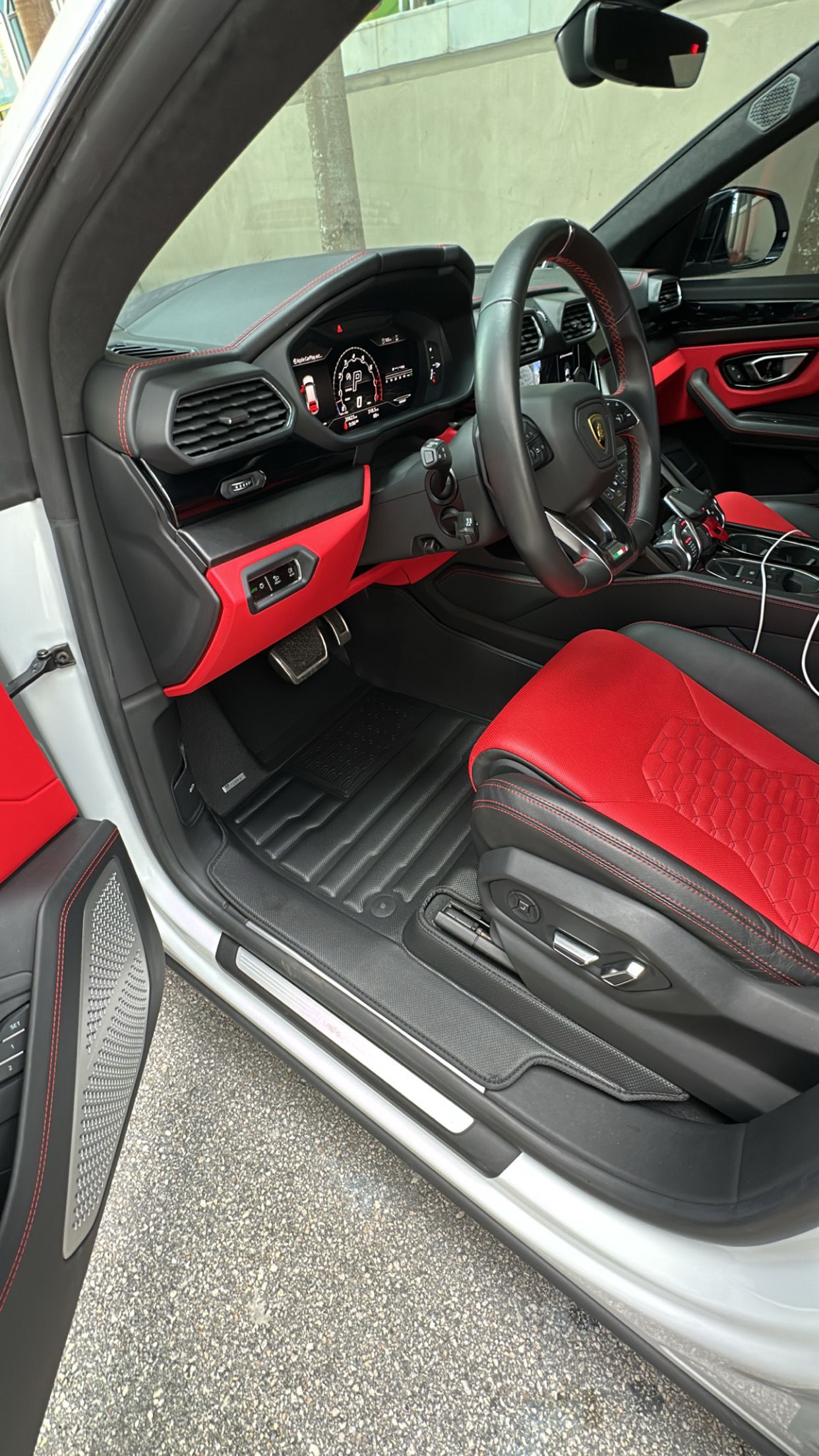 Used 2022 Lamborghini Urus AWD/4WD image 11