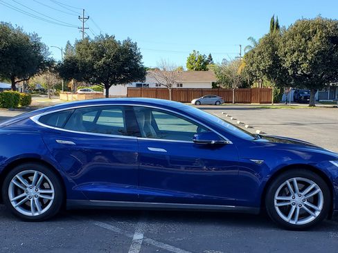 Used 2015 Tesla Model S 70 image 1