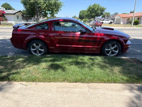 Used 2009 Ford Mustang GT RWD image 2