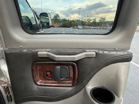 Used 2013 Chevrolet Express 2500 Extended Van 3D image 13