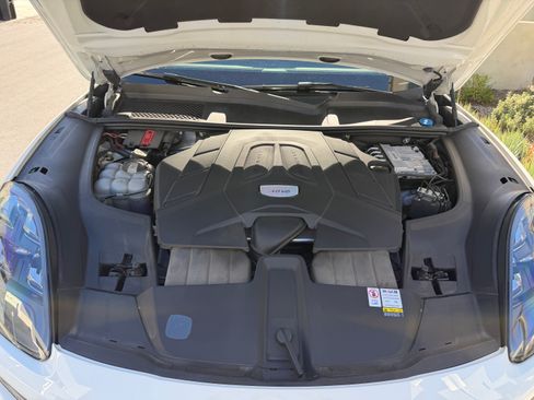 Used 2023 Porsche Cayenne Platinum Edition image 16