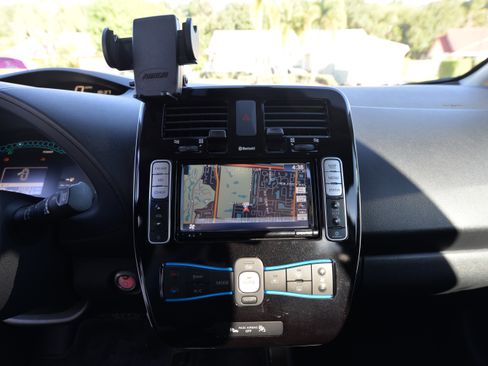 Used 2015 Nissan Leaf SV image 15