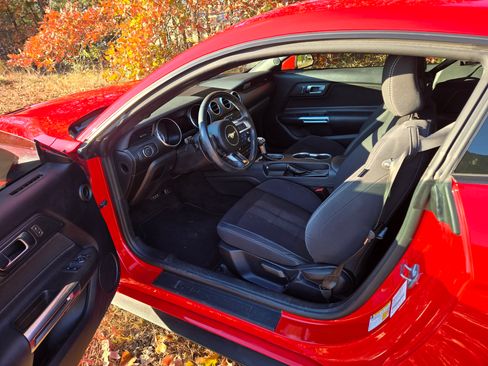 Used 2018 Ford Mustang Coupe image 6