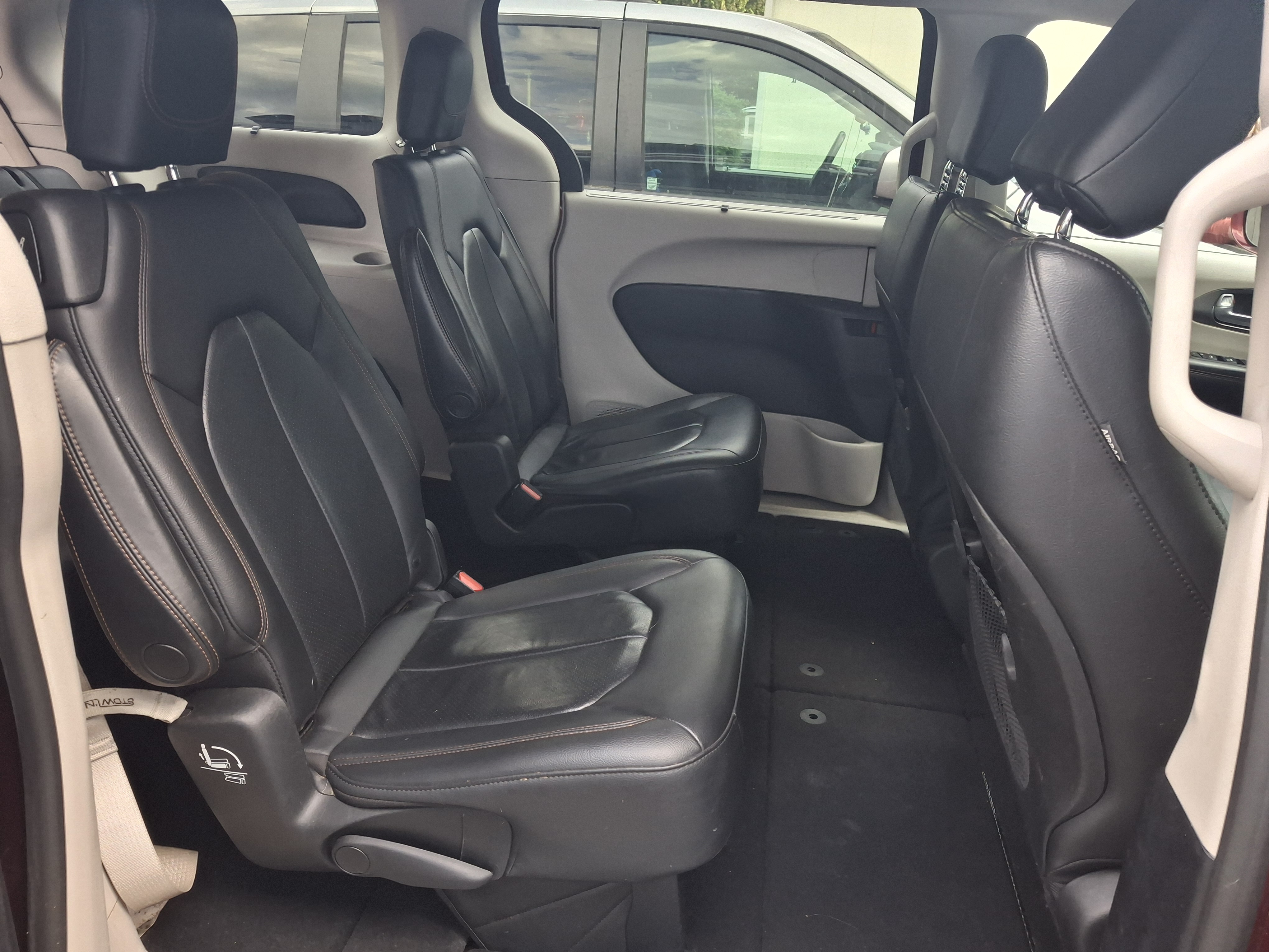 Used 2020 Chrysler Pacifica Touring-L FWD image 10
