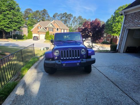 Used 2017 Jeep Wrangler Unlimited Sahara w/ Connectivity Group AWD/4WD image 6