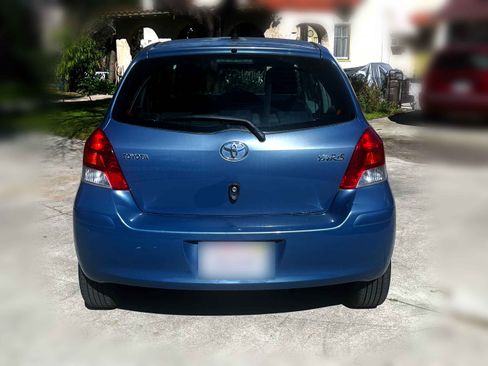 Used 2010 Toyota Yaris Hatchback 4D image 6