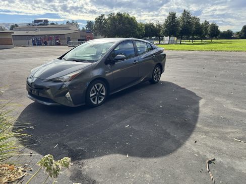 Used 2016 Toyota Prius Two FWD image 5