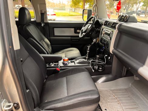 Used 2010 Toyota FJ Cruiser 4WD image 10