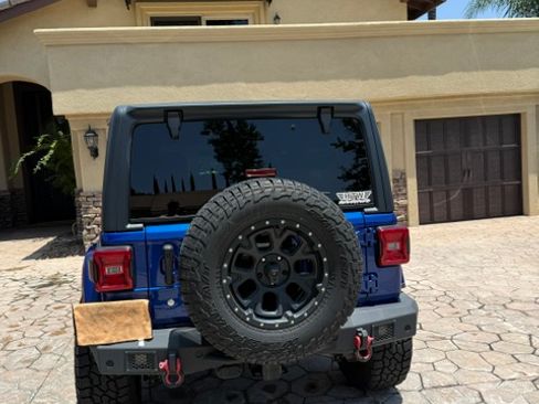 Used 2018 Jeep Wrangler Unlimited Sahara AWD/4WD image 19