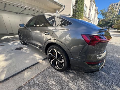 Used 2022 Audi e-tron Premium Plus image 8