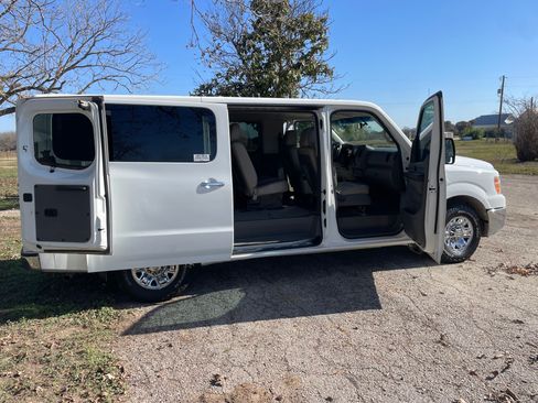 Used 2015 Nissan NV 3500 SL w/ Technology Package image 10