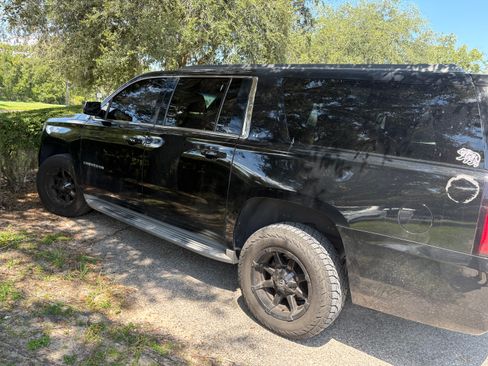 Used 2015 Chevrolet Suburban LT w/ Luxury Package image 4