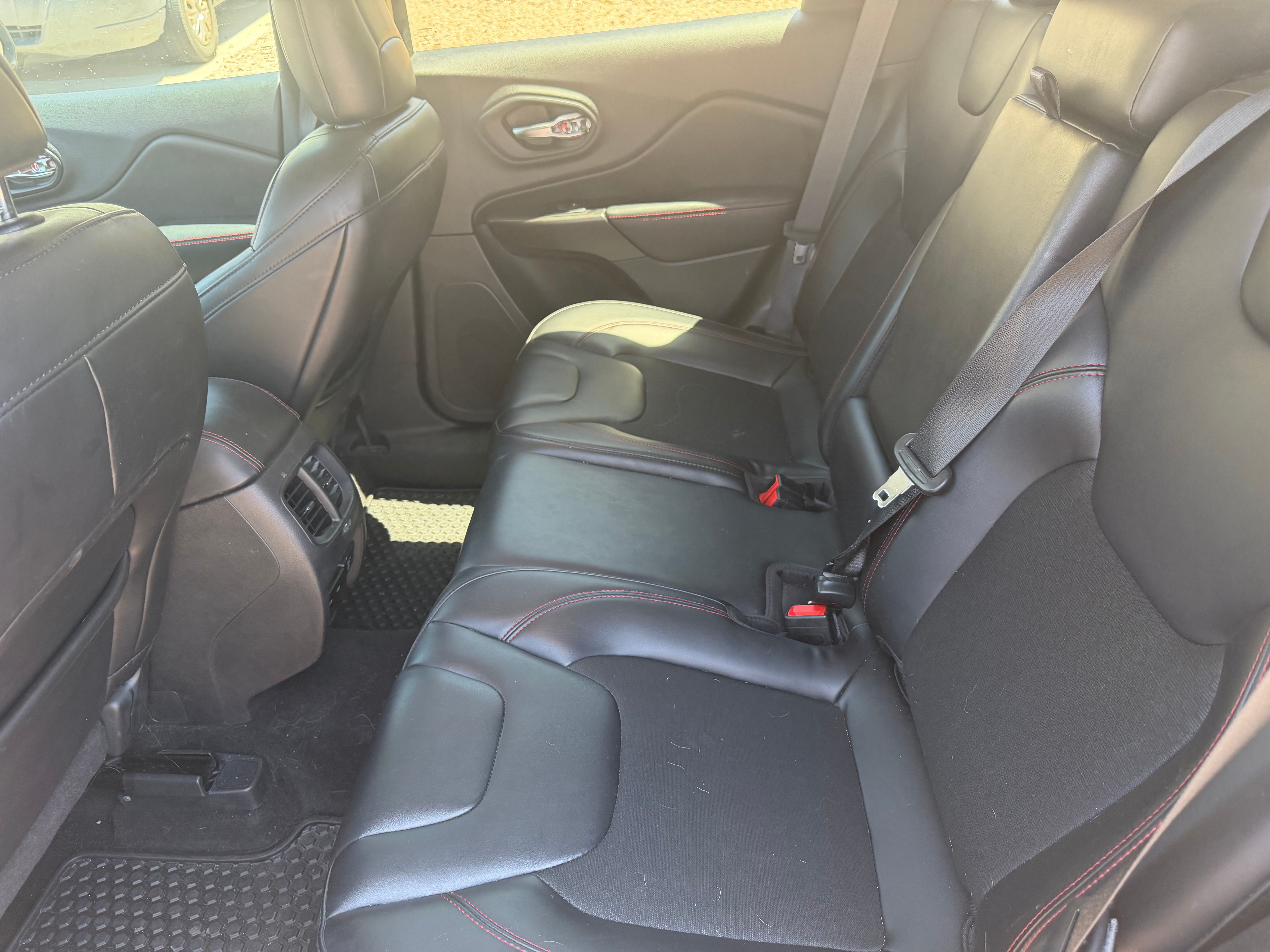 Used 2020 Jeep Cherokee Trailhawk w/ Comfort/Convenience Group AWD/4WD image 10