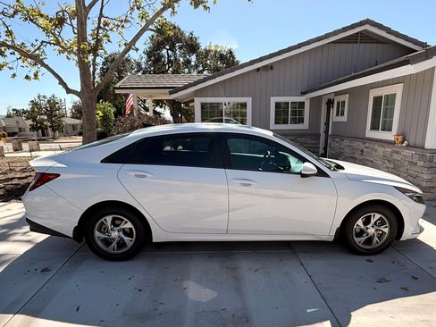 Used 2022 Hyundai Elantra SE image 2