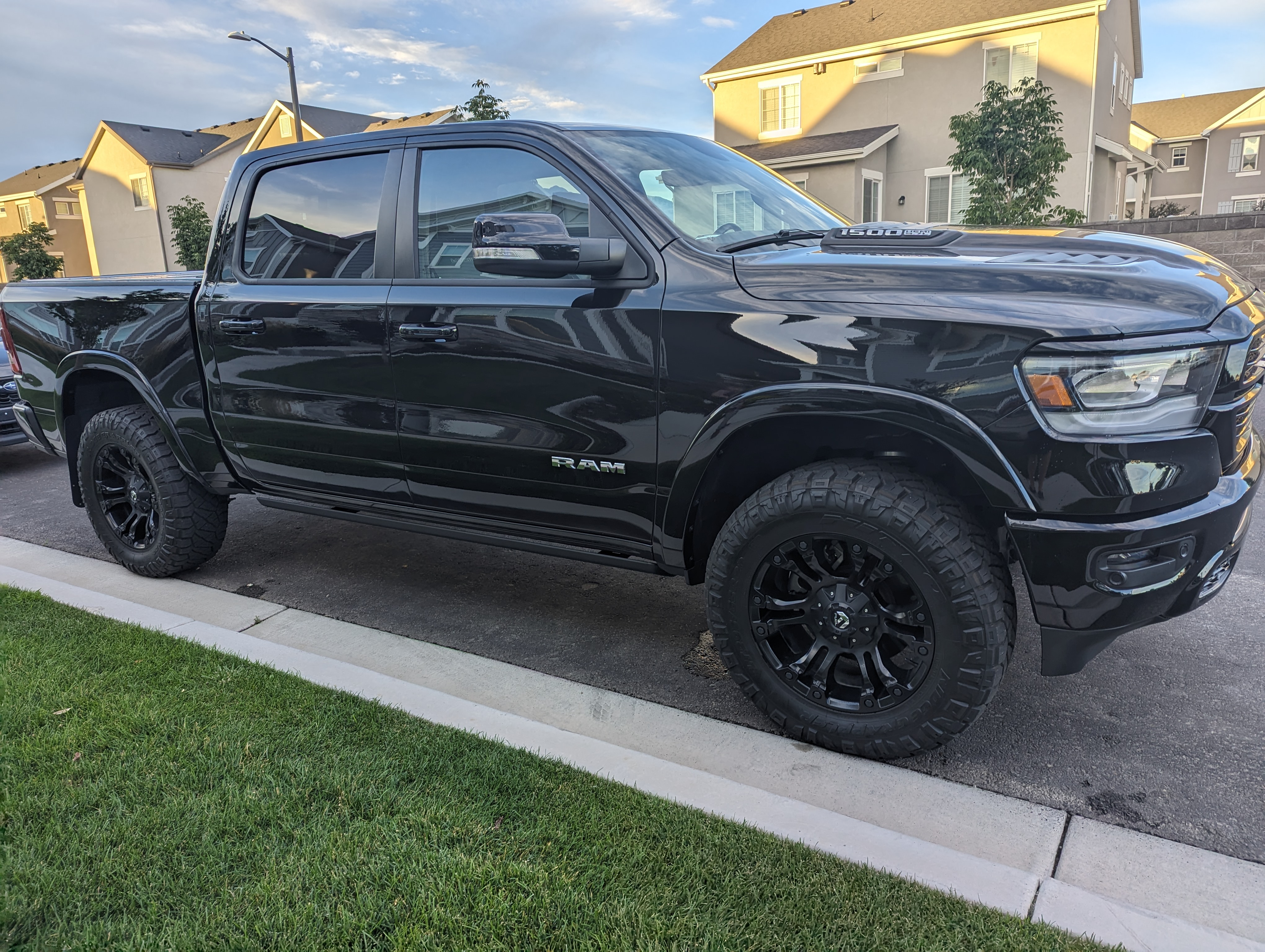 Used 2019 RAM 1500 Laramie AWD/4WD image 2