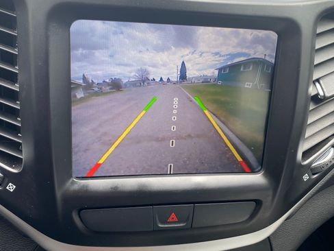 Used 2018 Jeep Cherokee Latitude Plus w/ Comfort/Convenience Group image 14