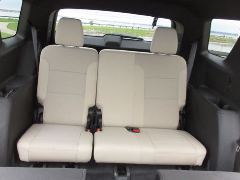 Used 2023 Chevrolet Traverse LT w/ LPO, Floor Liner Package FWD image 15