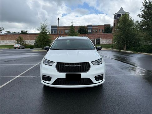Used 2024 Chrysler Pacifica Touring-L w/ Uconnect Theater Family Group FWD image 4