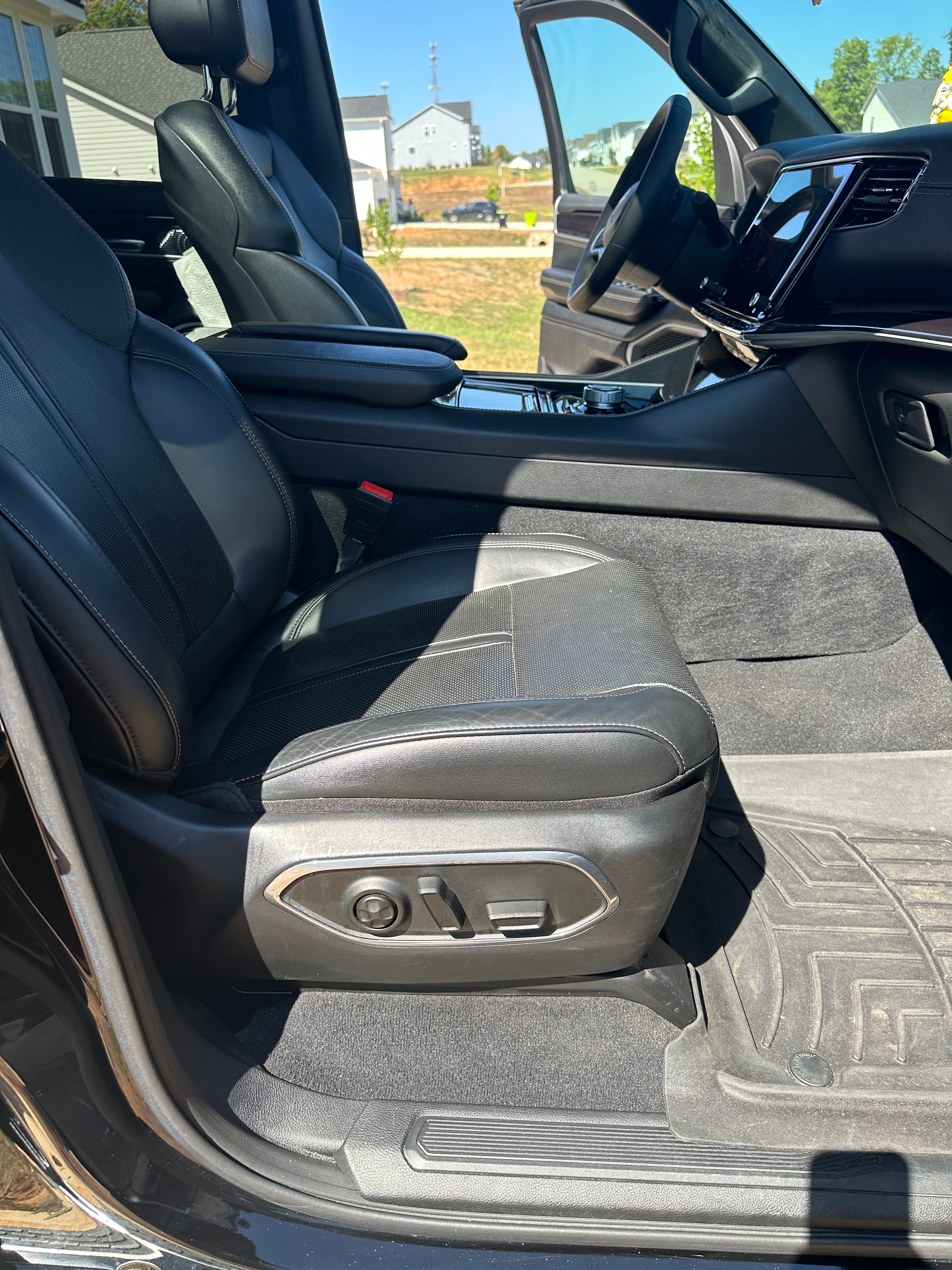 Used 2024 Jeep Wagoneer 4WD w/ Premium Group I image 13