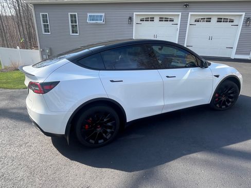 Used 2022 Tesla Model Y Long Range image 10