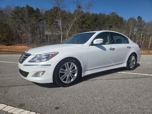 Used 2014 Hyundai Genesis 3.8 image 4