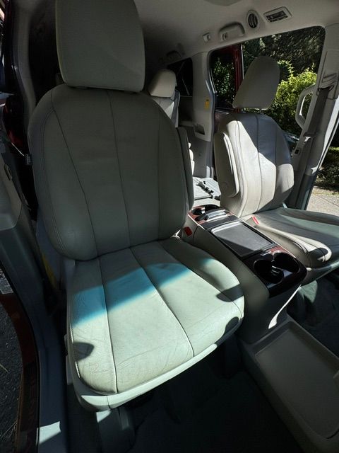 Used 2014 Toyota Sienna XLE w/ XLE Premium Package AWD/4WD image 17
