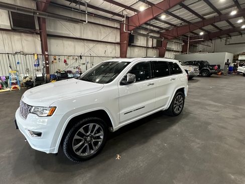 Used 2017 Jeep Grand Cherokee Overland image 4