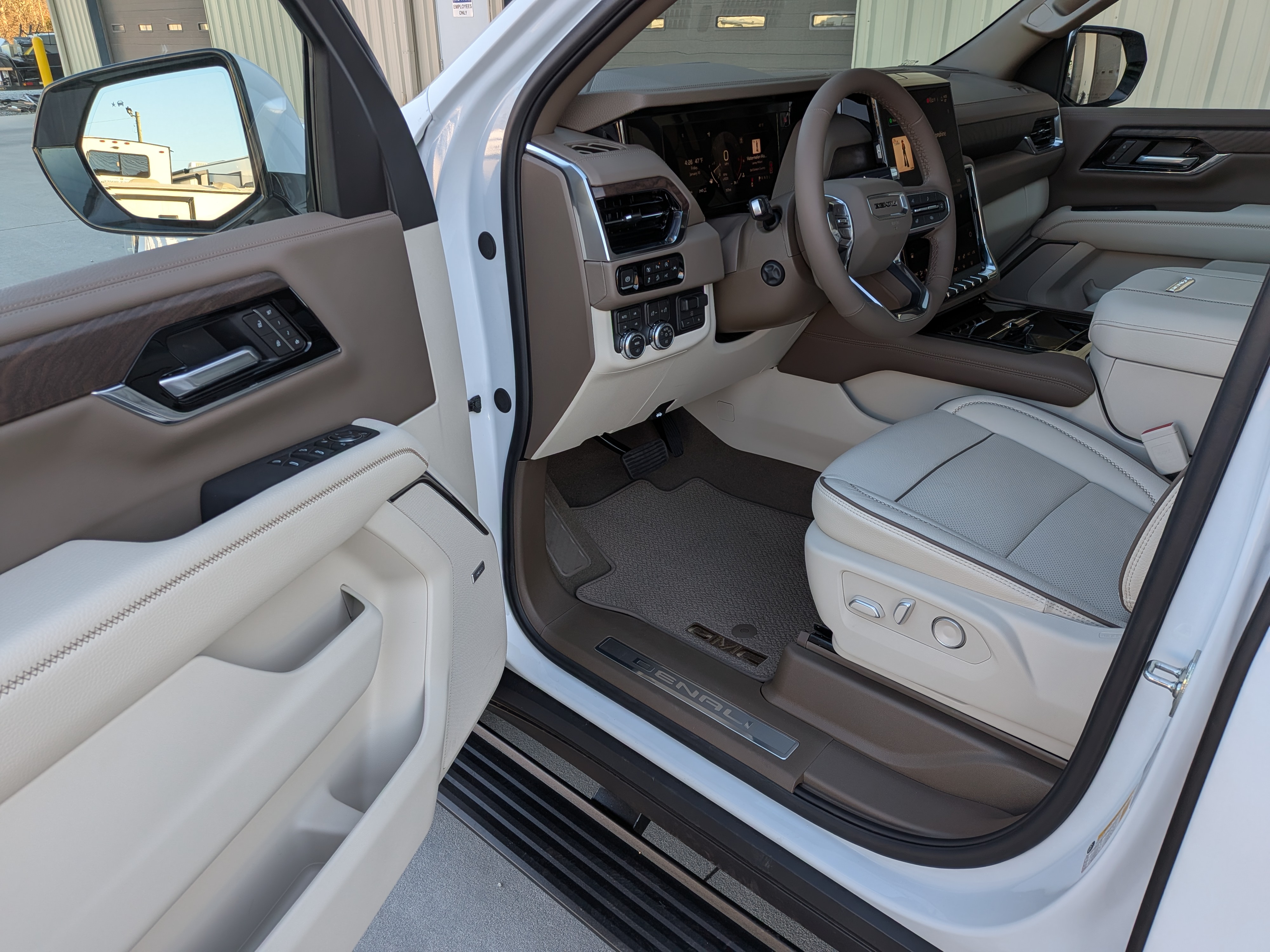 Used 2026 GMC Yukon Denali w/ Sun & Power Step Package AWD/4WD image 9