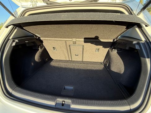 Used 2016 Volkswagen e-Golf SE w/ DC Fast Charging Package FWD image 18