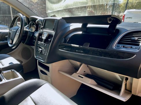 Used 2016 Chrysler Town & Country Touring image 19