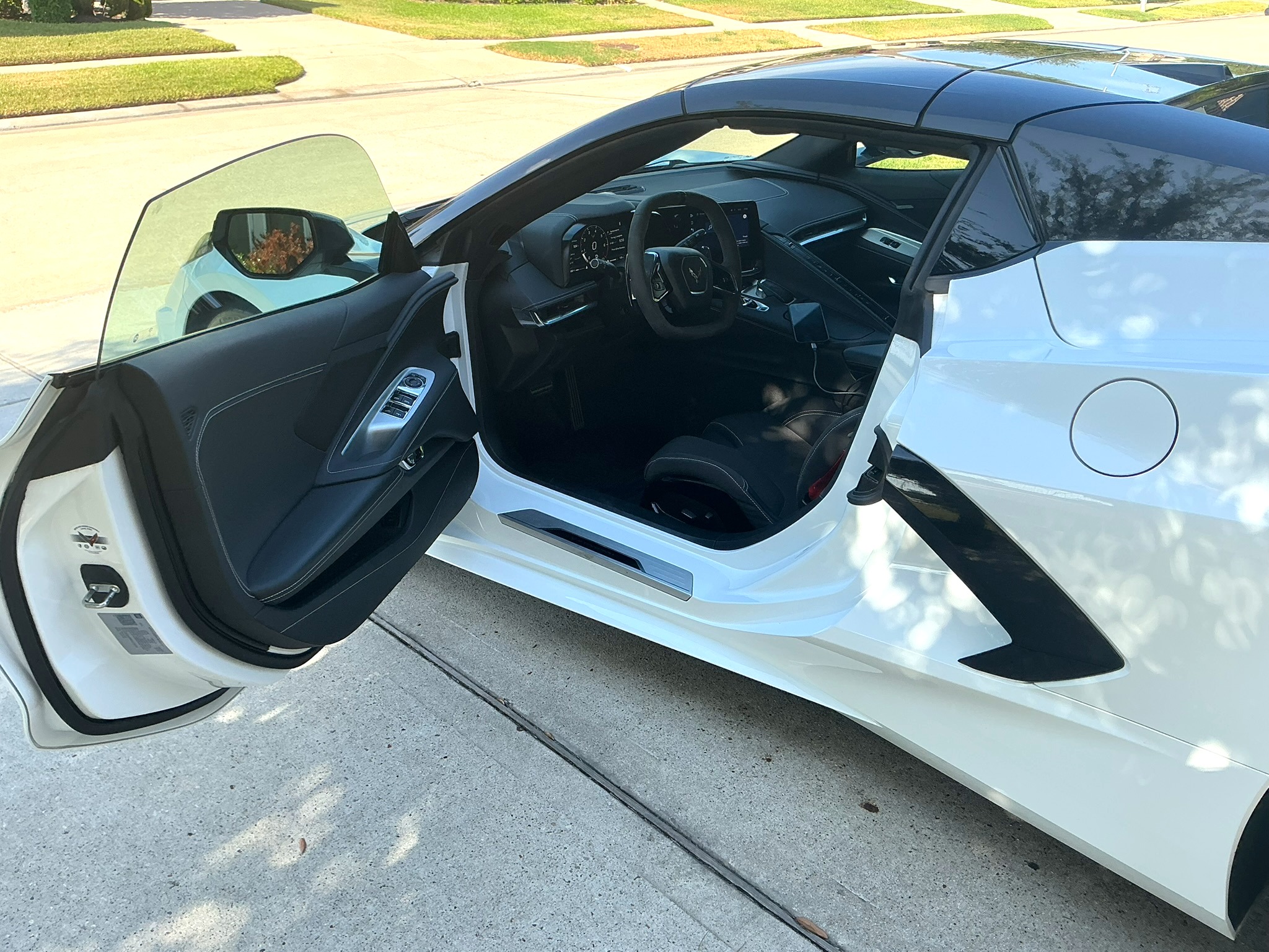 Used 2024 Chevrolet Corvette Stingray Convertible w/ Z51 Performance Package RWD image 11
