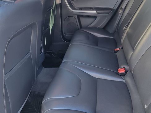 Used 2017 Volvo V60 T5 Cross Country Platinum w/ Climate Package image 9