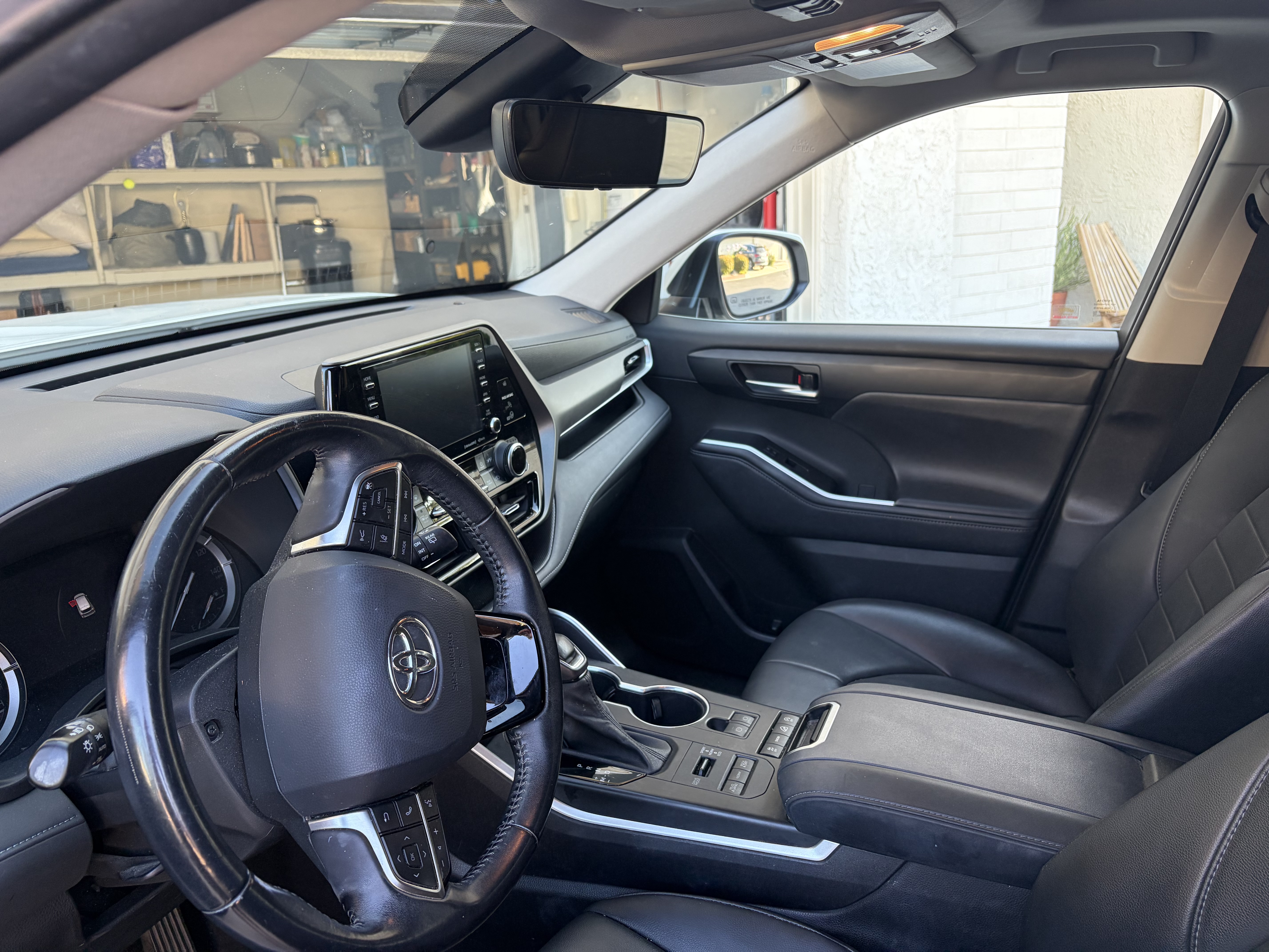 Used 2020 Toyota Highlander XLE AWD/4WD image 2