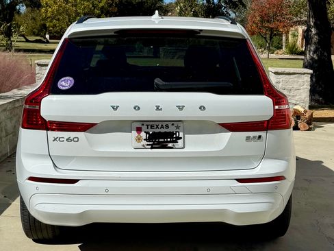 Used 2022 Volvo XC60 B5 Momentum image 4