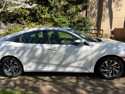 Used 2018 Honda Civic EX image 5