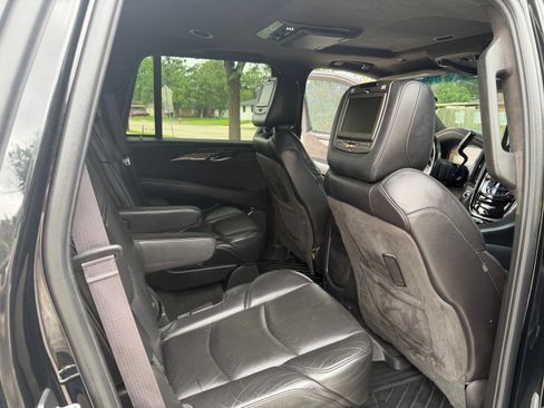 Used 2015 Cadillac Escalade Platinum AWD/4WD image 2
