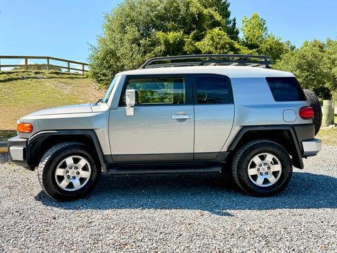 Used 2010 Toyota FJ Cruiser 4WD image 2