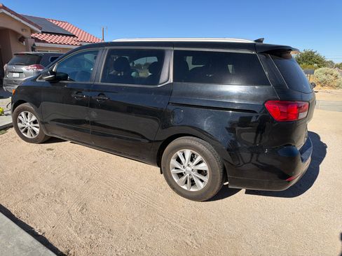 Used 2017 Kia Sedona LX w/ LX Essentials Premium Package FWD image 2