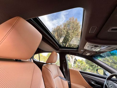 Used 2021 Lexus ES 300h w/ Premium Package FWD image 13