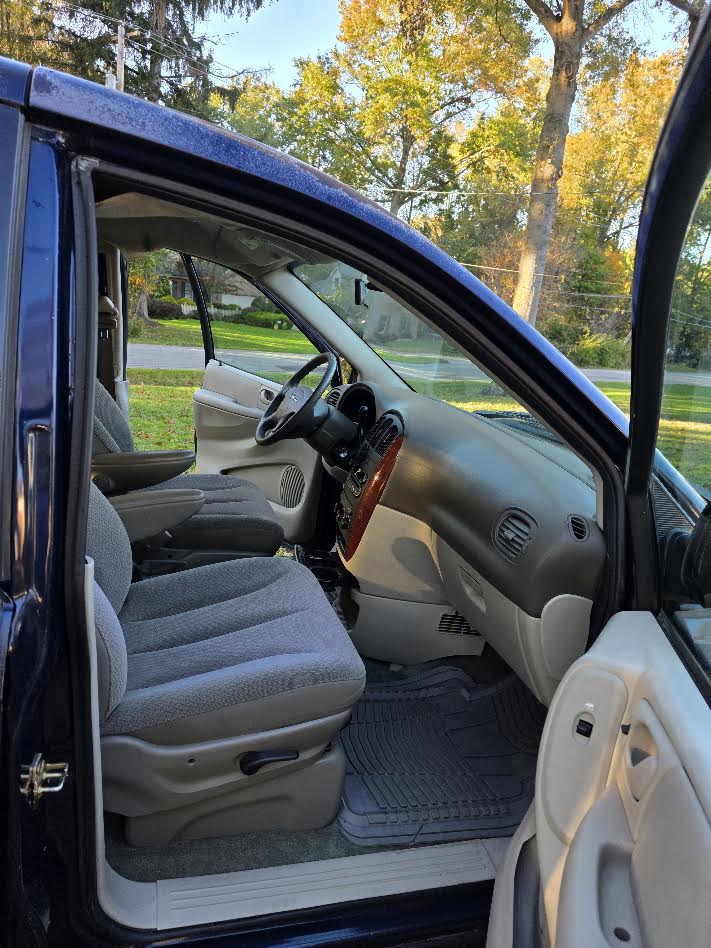 Used 2006 Chrysler Town & Country FWD image 10