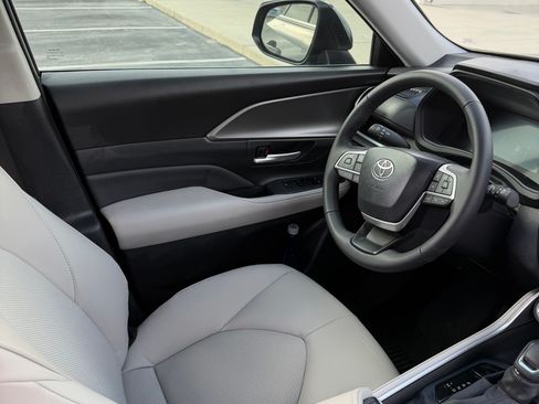 Used 2025 Toyota Grand Highlander FWD image 6