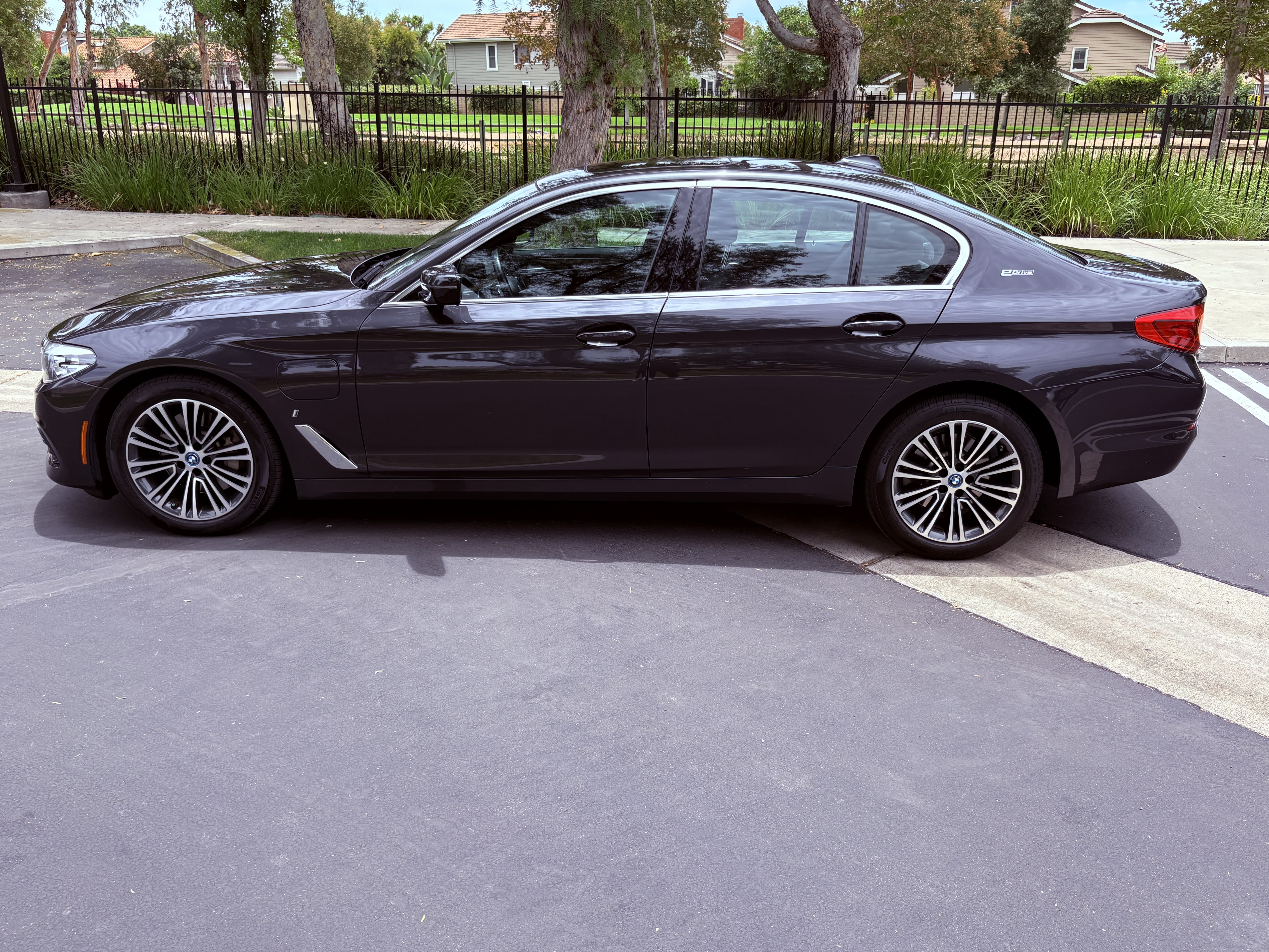 Used 2019 BMW 530e w/ Convenience Package RWD image 2