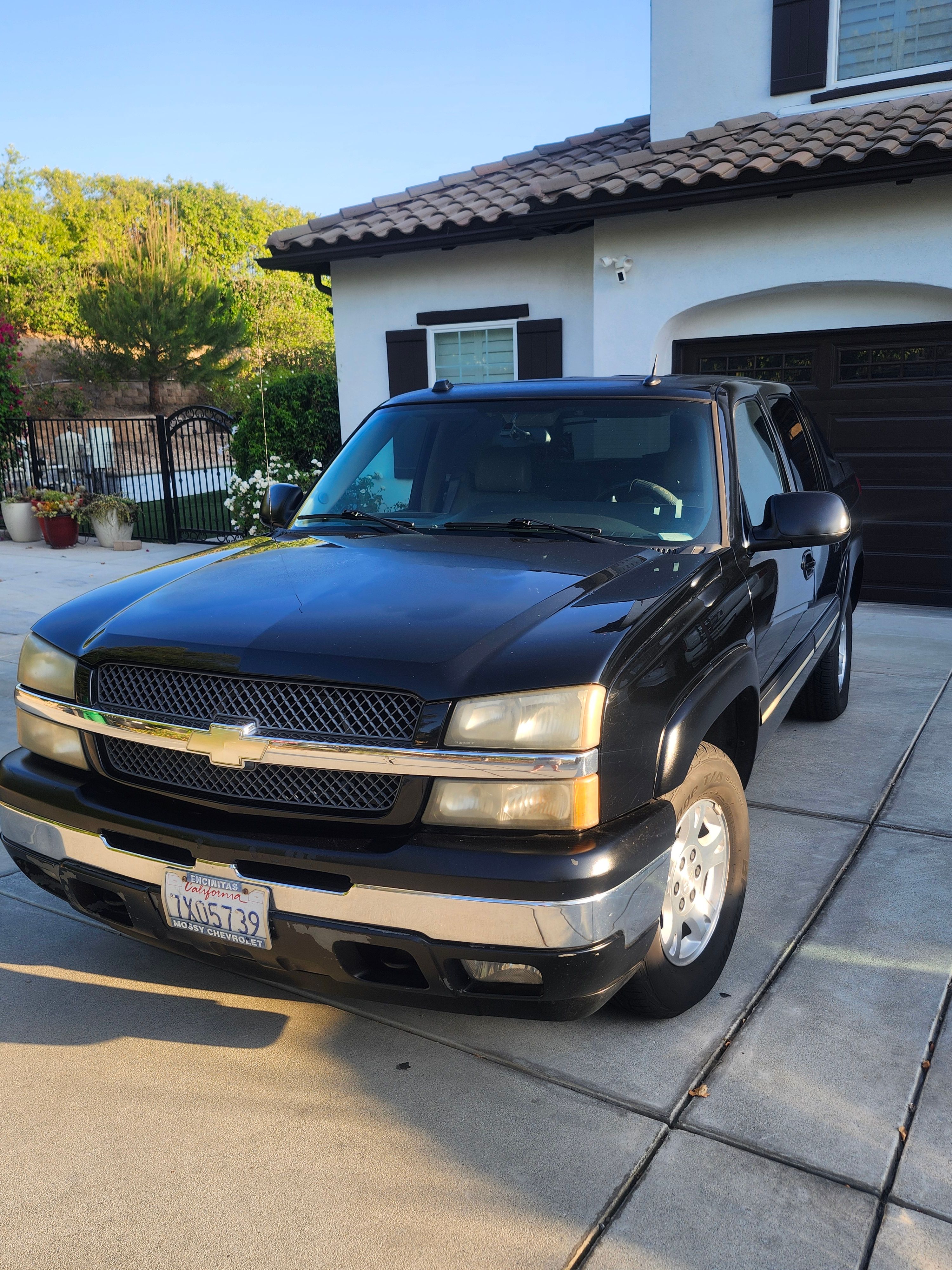 Used 2005 Chevrolet Avalanche Z71 w/ Sun And Sound Package AWD/4WD image 2