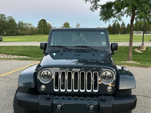 Used 2016 Jeep Wrangler Unlimited Sahara w/ Connectivity Group AWD/4WD image 9