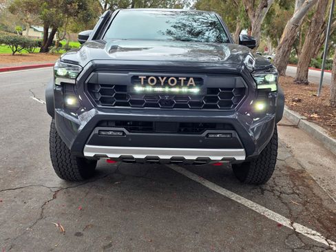 Used 2025 Toyota Tacoma 4x4 Double Cab Hybrid image 8