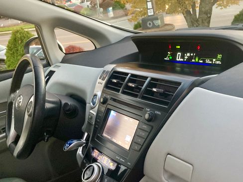 Used 2014 Toyota Prius V Two image 9