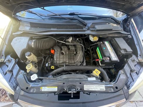 Used 2012 Chrysler Town & Country Limited image 21